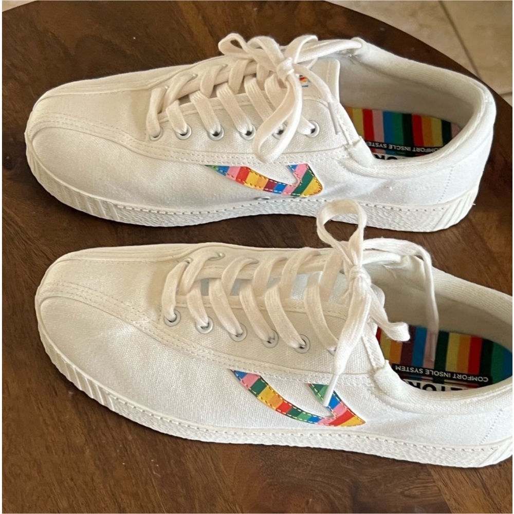 Tretorn tennis shoe